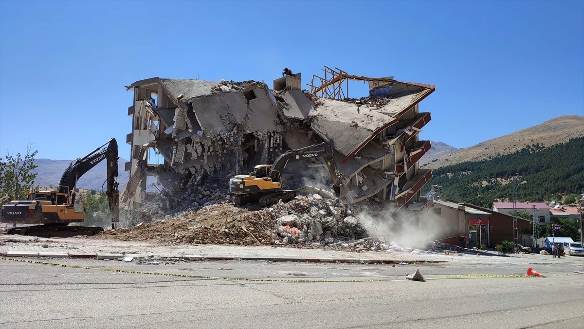 Çelikhan\'da ağır hasarlı binaların yıkımı ve enkaz kaldırma çalışmaları devam ediyor