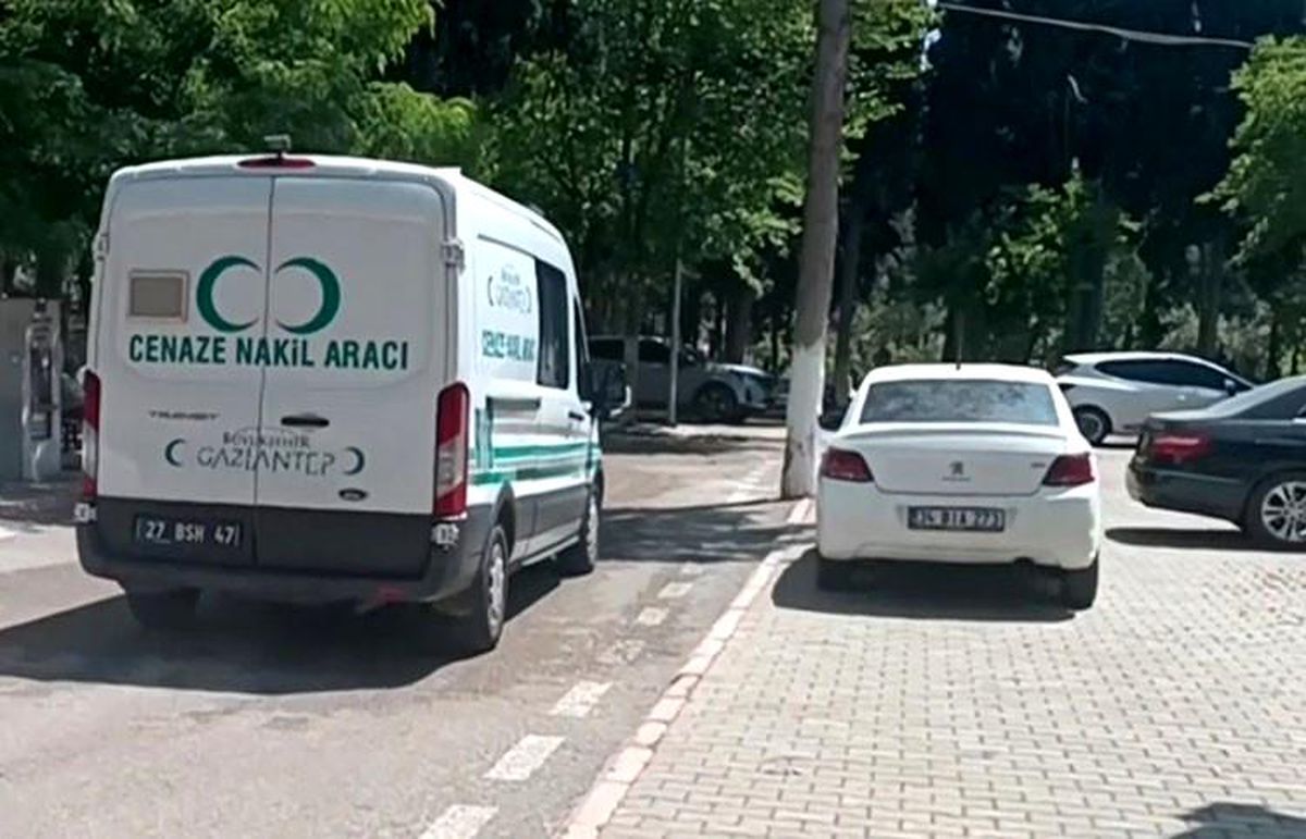 Gaziantep\'te yaşlı adam damdan düşerek hayatını kaybetti