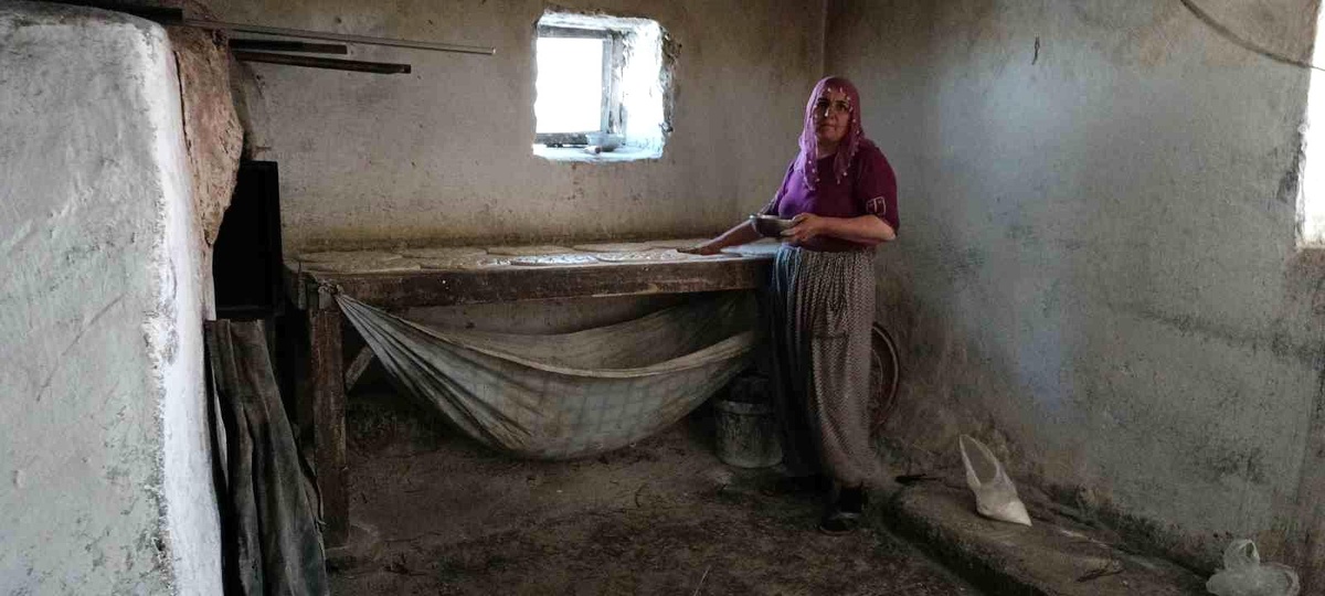 Diyarbakır\'da 25 yıldır taş fırında ekmek pişirerek aile geçimine katkıda bulunuyor