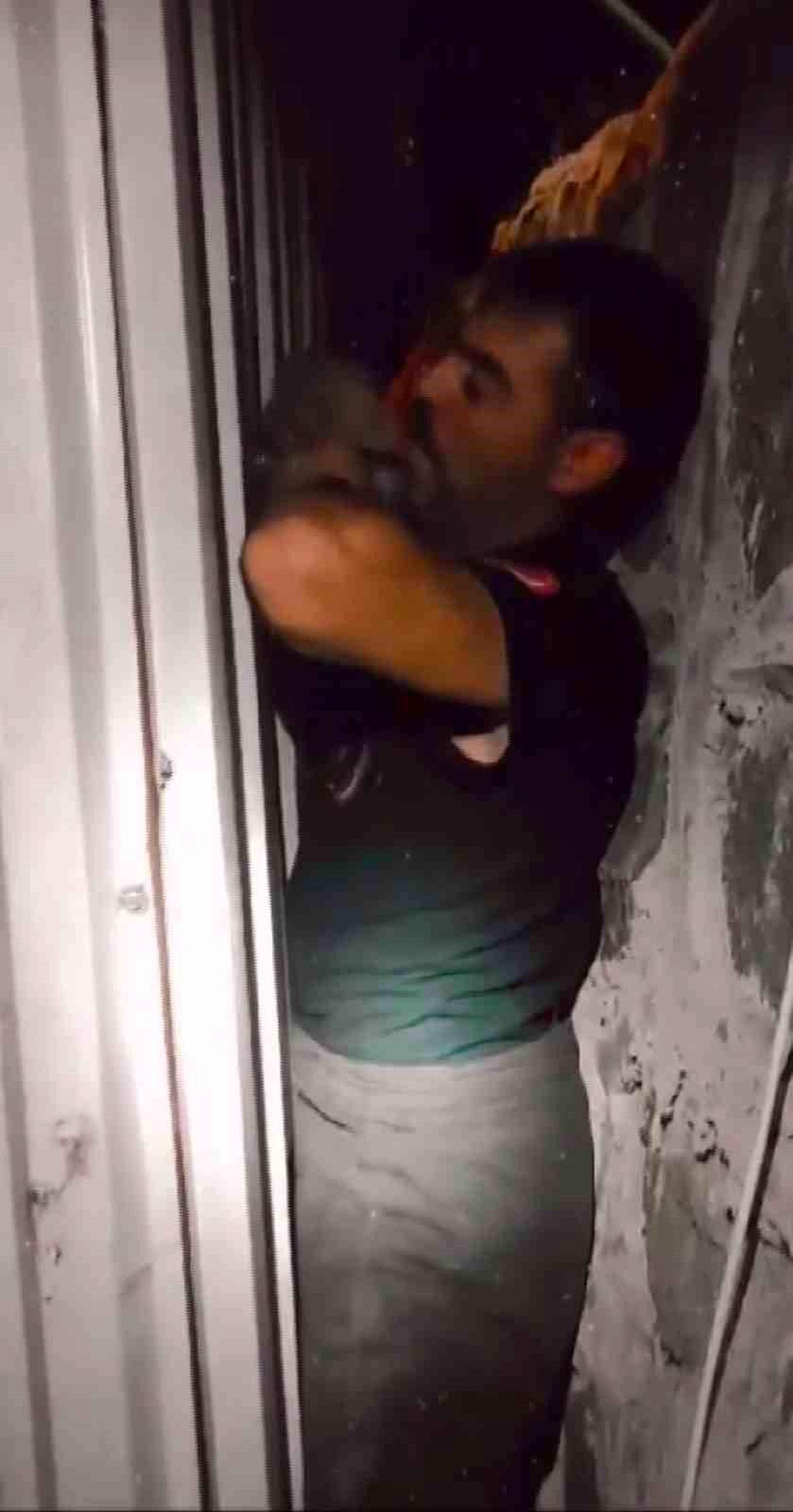 Antakya\'da Sıkışan Yavru Köpek İtfaiye Tarafından Kurtarıldı