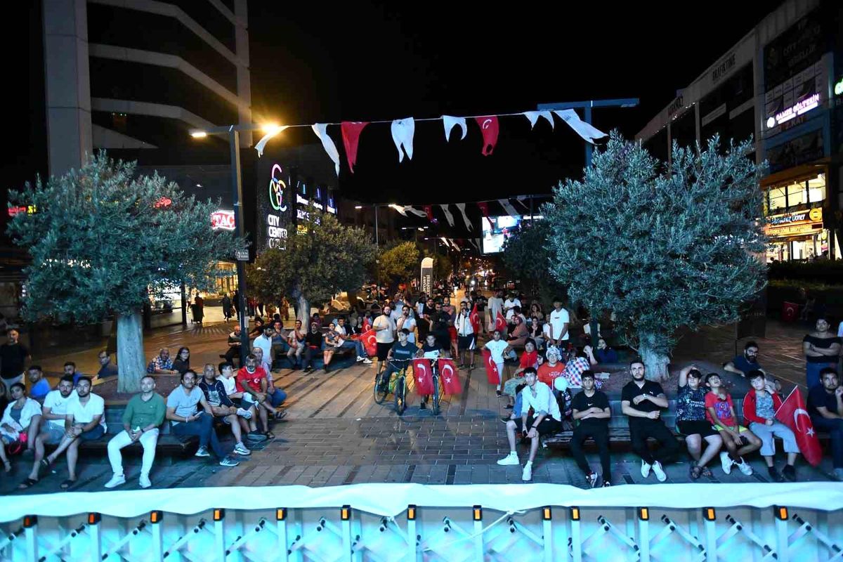 Esenyurtlular Dev Ekrandan Şampiyonluk Maçını İzledi