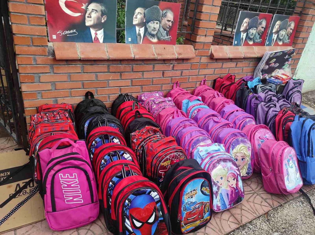Eskişehir\'de Hayırseverlerden 200 Çocuğa Okul Yardımı