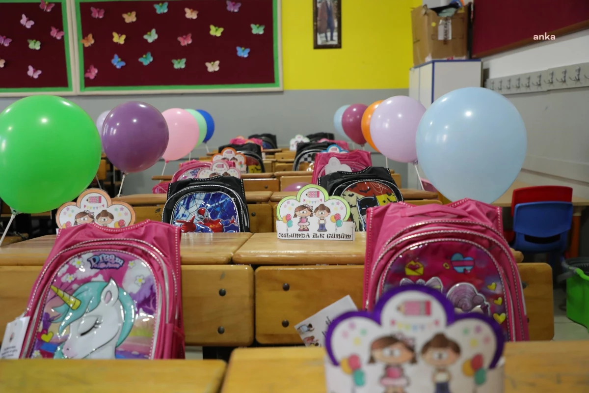 Gemlik Belediyesi Okula Başlayan Miniklere Çanta Dağıttı