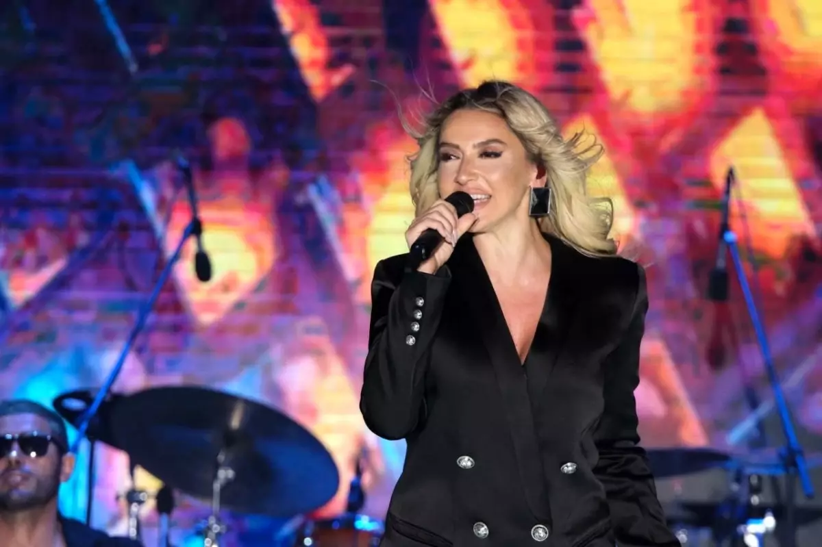 Hadise, Menemen\'de Cumhuriyetin 100. Yılı Etkinlikleri kapsamında konser verdi