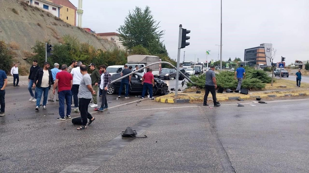 Karabük\'te Alkollü Sürücü Trafik Lambasına ve Araça Çarptı