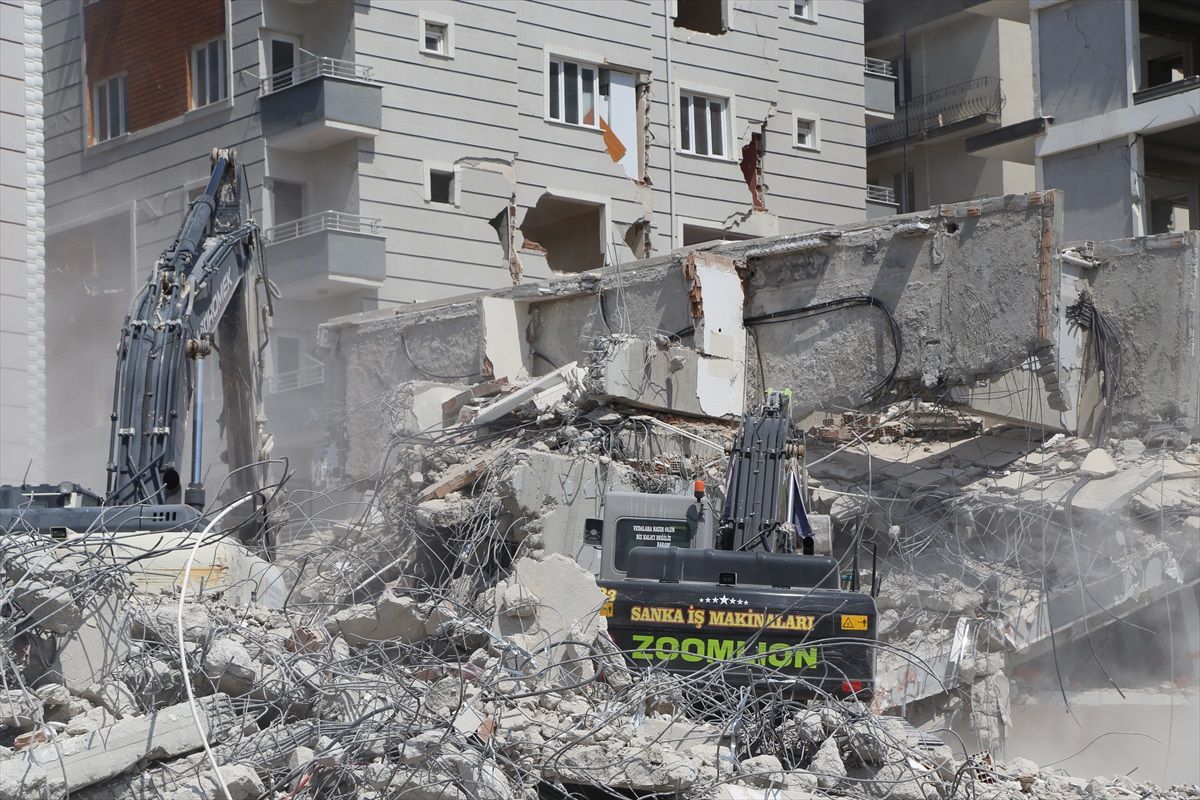Hatay\'da depremden etkilenen 10 bina kontrollü olarak yıkıldı