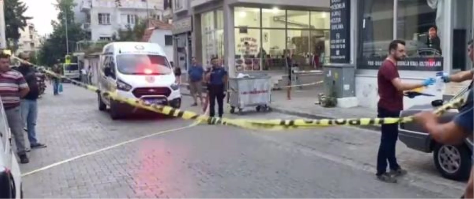 Karşıyaka\'da Sokak Ortasında Silahlı Saldırı: Yaralı Var
