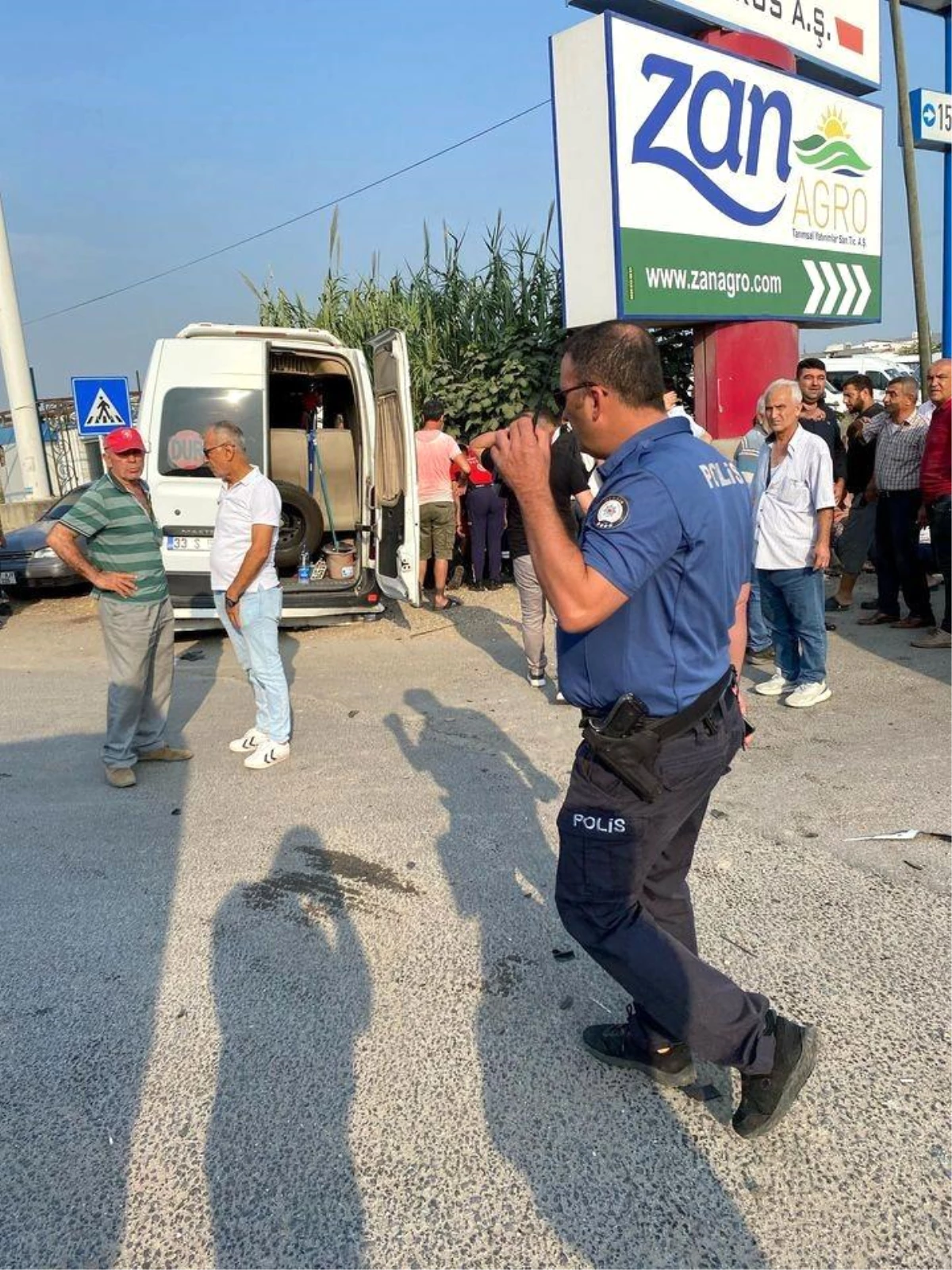 Mersin\'de işçi servisi ile otomobil çarpıştı, 15 kişi yaralandı