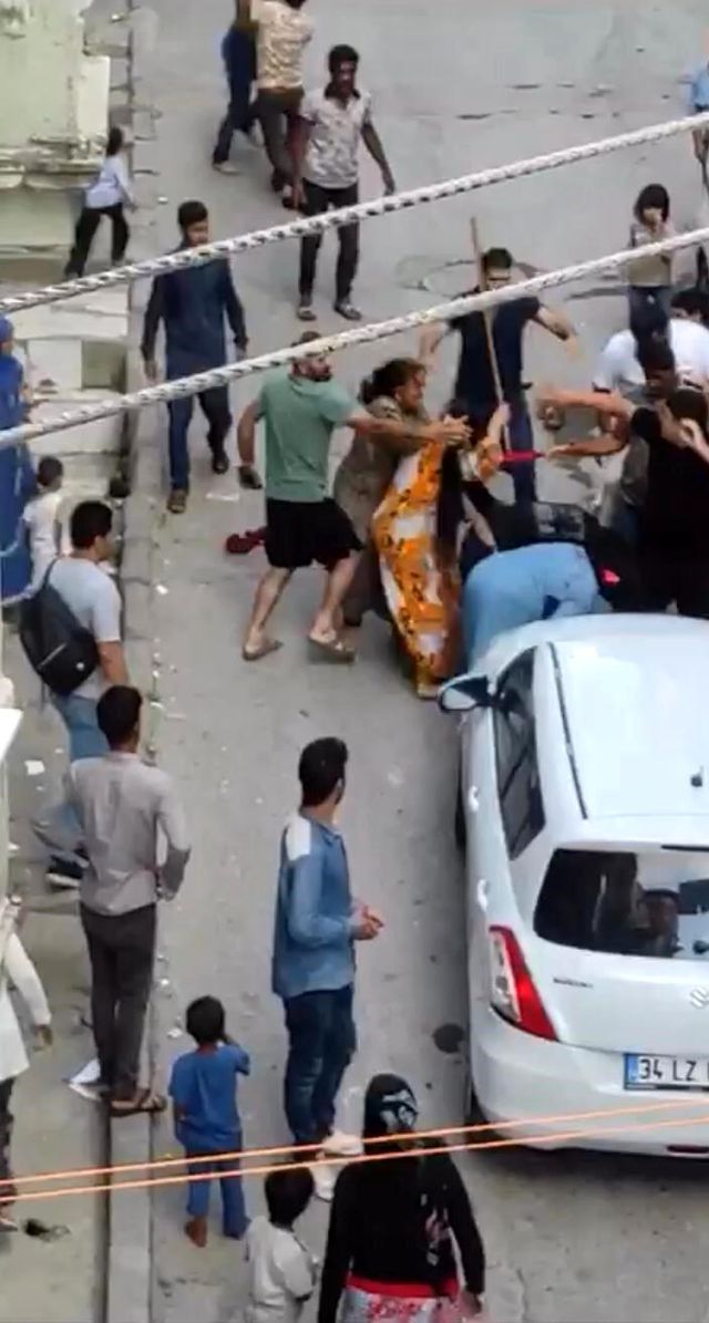 Satırlı ve sopalı meydan kavgası kamerada! Kadını yerde sürükleyip dövdüler Satırlı ve sopalı meydan kavgası kamerada! Kadını yerde sürükleyip dövdüler