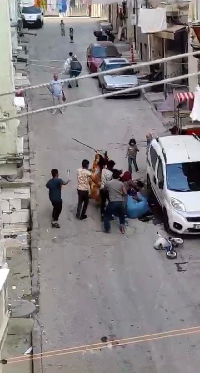 Satırlı ve sopalı meydan kavgası kamerada! Kadını yerde sürükleyip dövdüler Satırlı ve sopalı meydan kavgası kamerada! Kadını yerde sürükleyip dövdüler