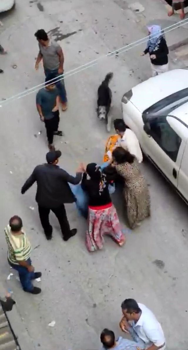 Satırlı ve sopalı meydan kavgası kamerada! Kadını yerde sürükleyip dövdüler Satırlı ve sopalı meydan kavgası kamerada! Kadını yerde sürükleyip dövdüler