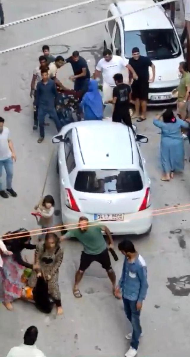 Satırlı ve sopalı meydan kavgası kamerada! Kadını yerde sürükleyip dövdüler Satırlı ve sopalı meydan kavgası kamerada! Kadını yerde sürükleyip dövdüler
