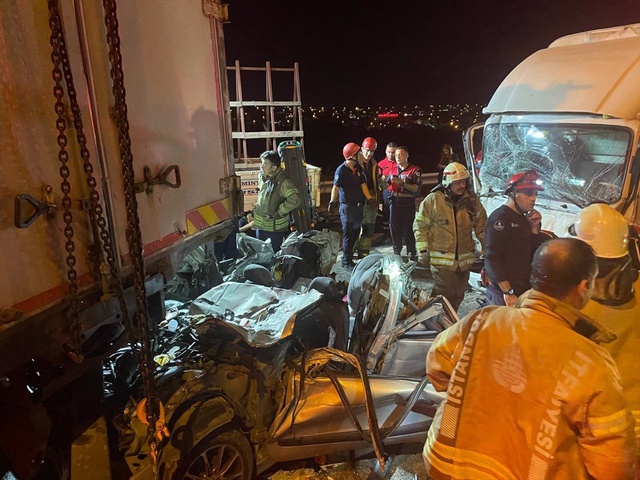 İstanbul'da TEM Otoyolu'nda zincirleme trafik kazası: 4 ölü, 4 yaralı İstanbul'da TEM Otoyolu'nda zincirleme trafik kazası: 4 ölü, 4 yaralı