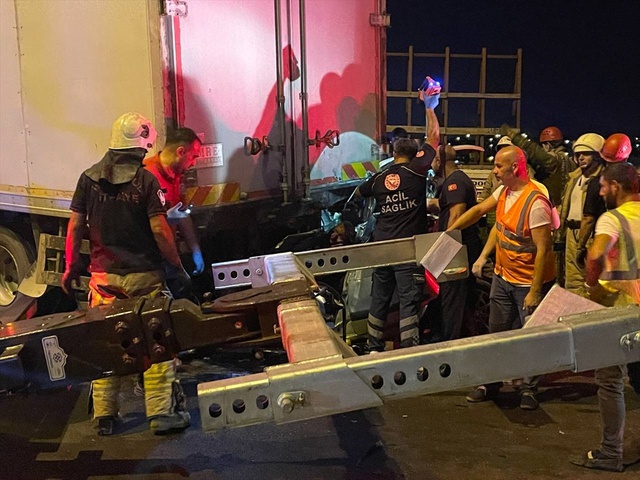 İstanbul'da TEM Otoyolu'nda zincirleme trafik kazası: 4 ölü, 4 yaralı İstanbul'da TEM Otoyolu'nda zincirleme trafik kazası: 4 ölü, 4 yaralı