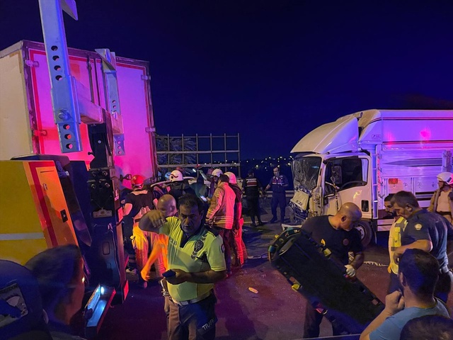 İstanbul'da TEM Otoyolu'nda zincirleme trafik kazası: 4 ölü, 4 yaralı İstanbul'da TEM Otoyolu'nda zincirleme trafik kazası: 4 ölü, 4 yaralı