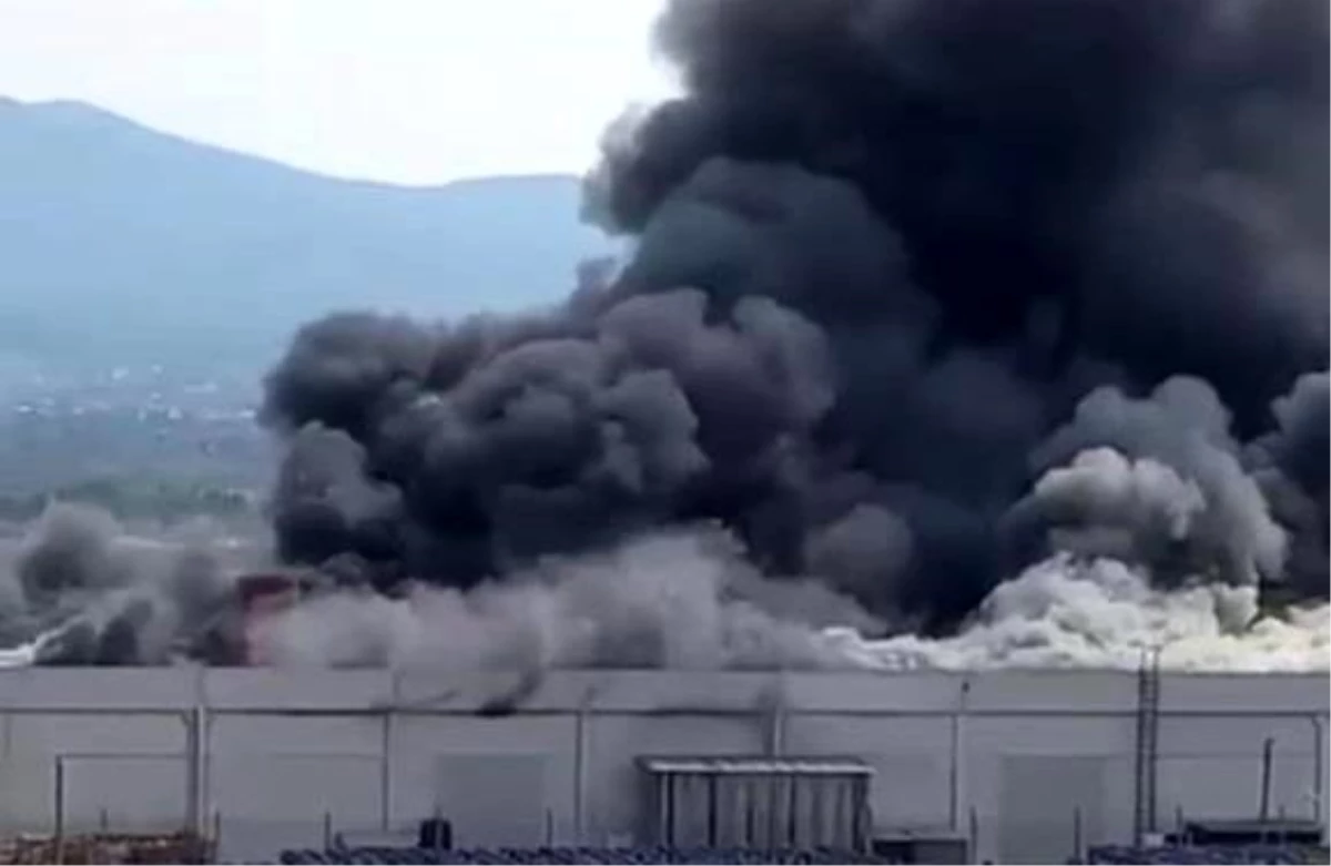 İzmir\'deki Palet Fabrikasında Yangın Kontrol Altına Alındı
