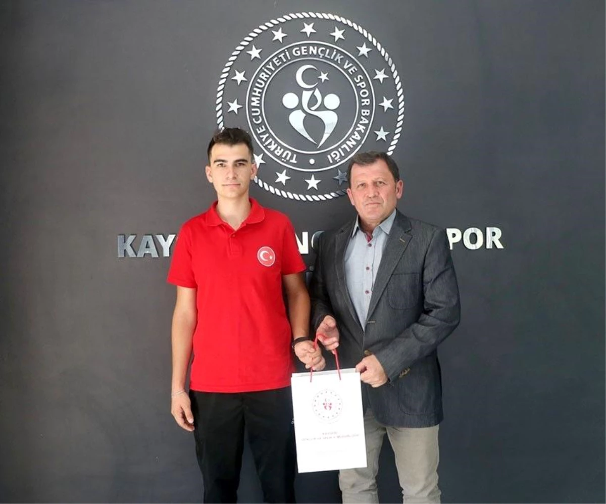 Milli sporcu Mert İbrahim Özel, Atıcılık Gençler Federasyon Kupasında üçüncü oldu