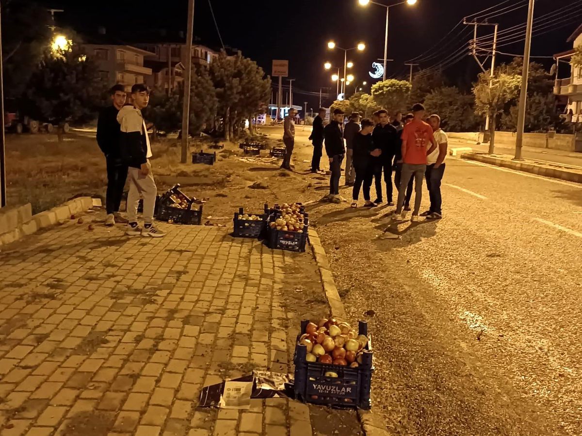 Şuhut\'ta Kamyonun Kasasından Dökülen Elmalar Vatandaşlar Tarafından Toplandı