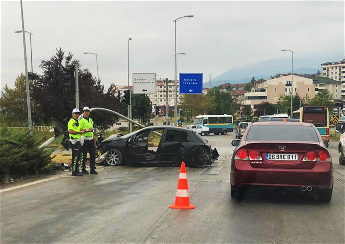 Karabük\'te trafik kazası: Otomobil trafik lambasına ve panelvana çarptı