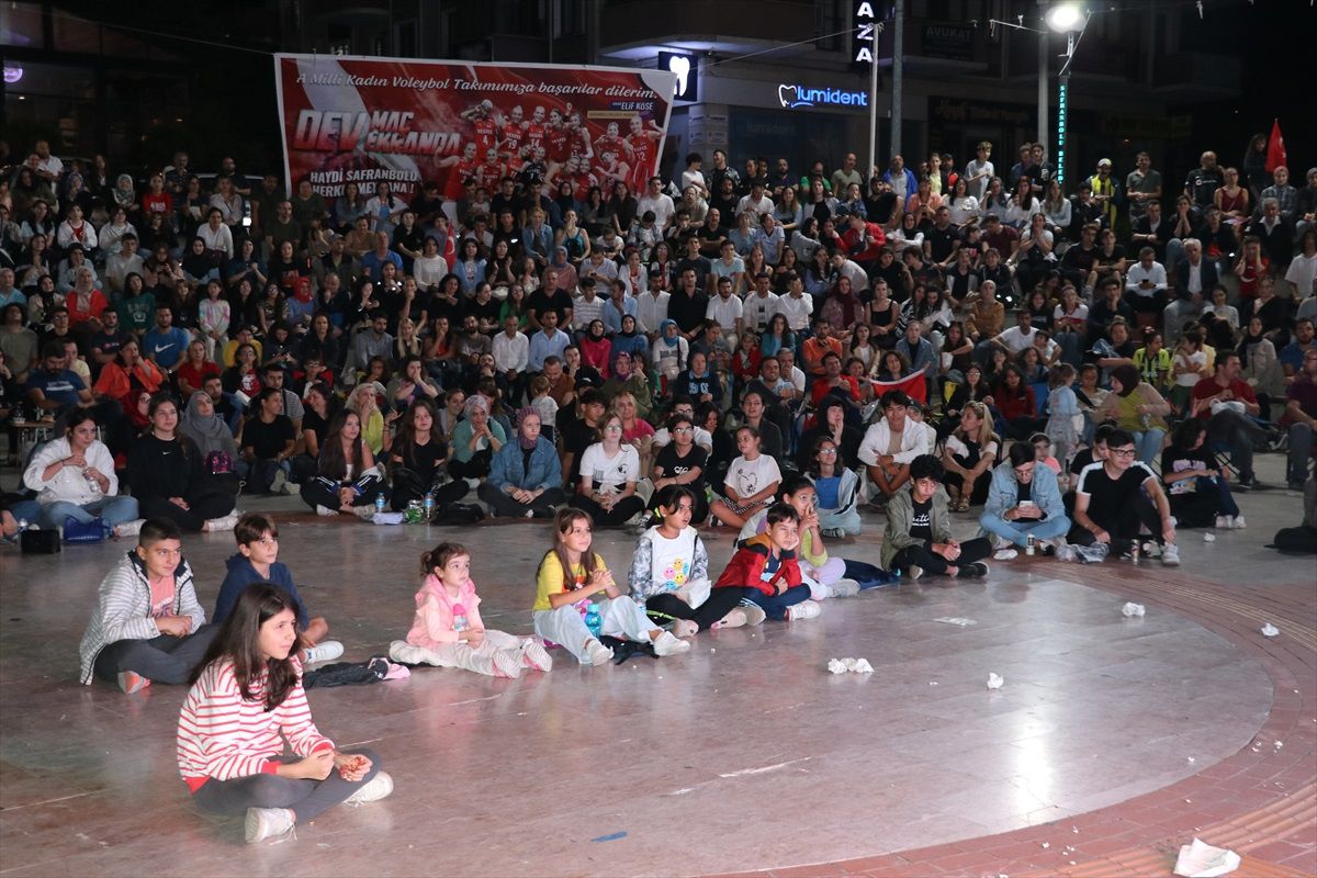 Karabük\'te Türkiye-Sırbistan final maçı meydana kurulan dev ekrandan izlendi
