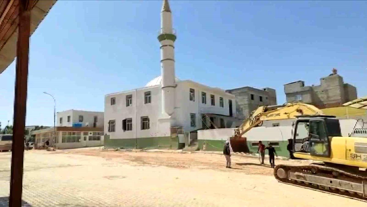 Karkamış\'ta hasar alan cami kontrollü olarak yıkıldı