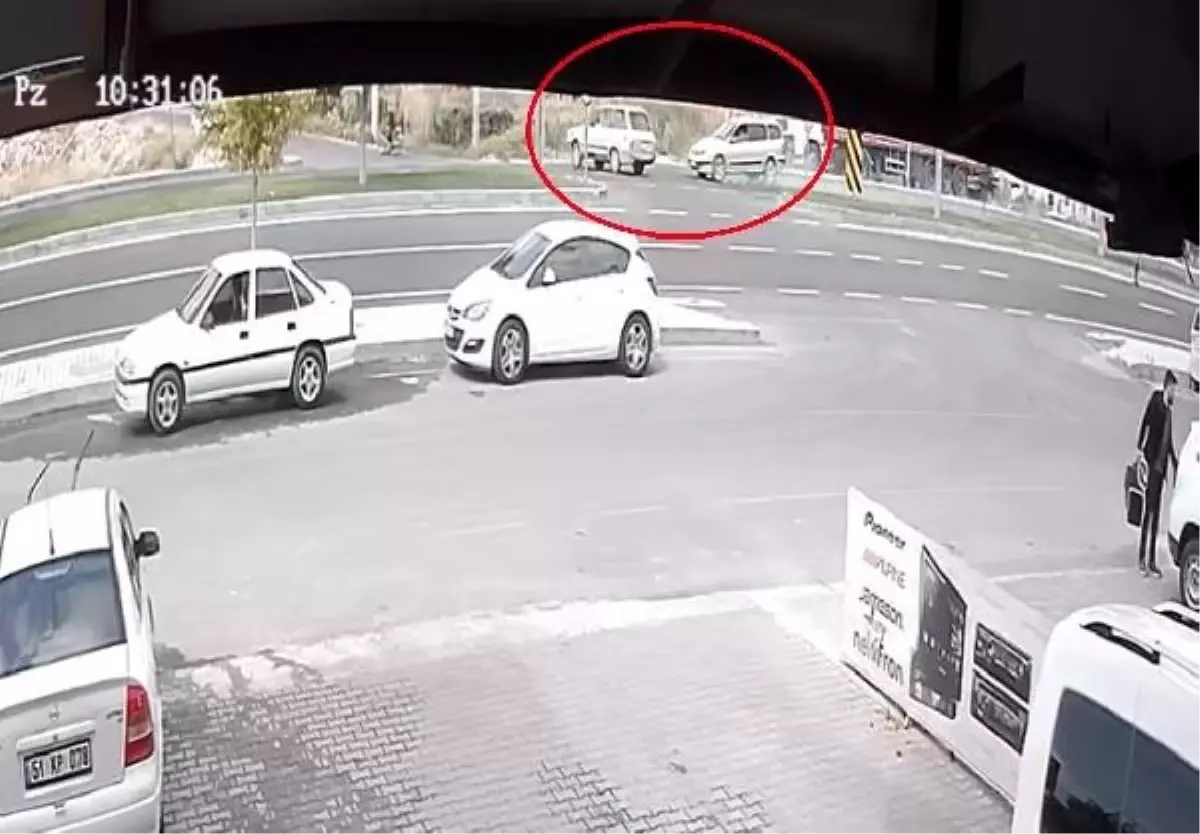 Niğde'de kavşakta korkutan kaza