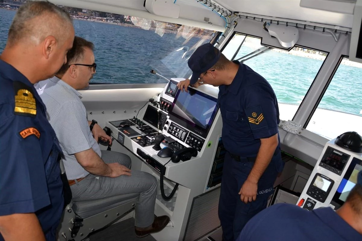 Balıkesir Edremit Kaymakamı Sahil Güvenlik Akçay Kolluk Destek Tim Komutanlığını ziyaret etti
