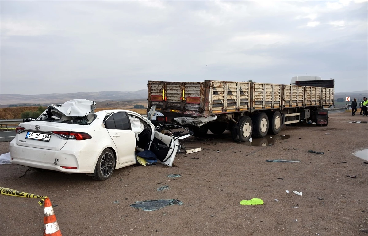 Kırıkkale\'de Tıra Çarpan Otomobilin Sürücüsü Hayatını Kaybetti