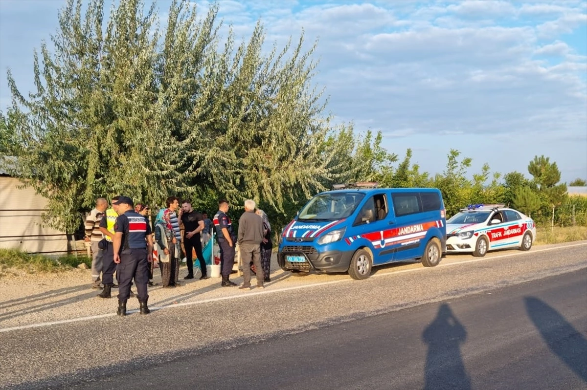Konya\'da otomobil çarpması sonucu 8 yaşındaki çocuk hayatını kaybetti