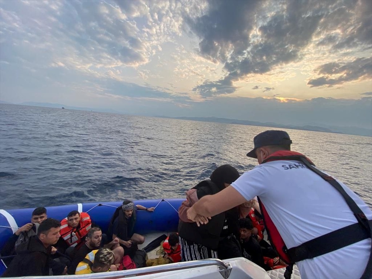 Kuşadası açıklarında lastik botla yurt dışına çıkmaya çalışan 25 düzensiz göçmen yakalandı