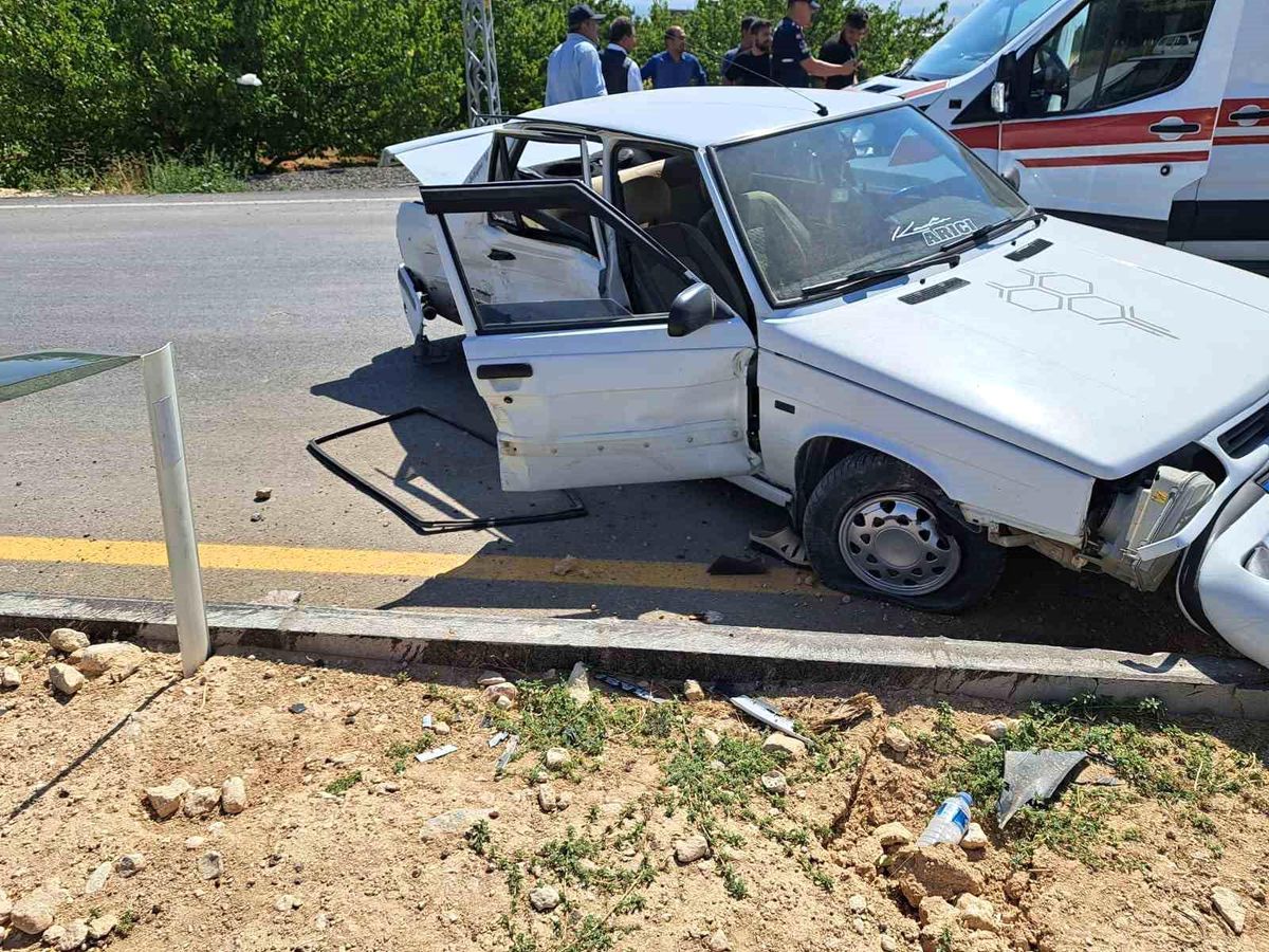 Malatya\'da iki araç çarpıştı, 5 kişi yaralandı