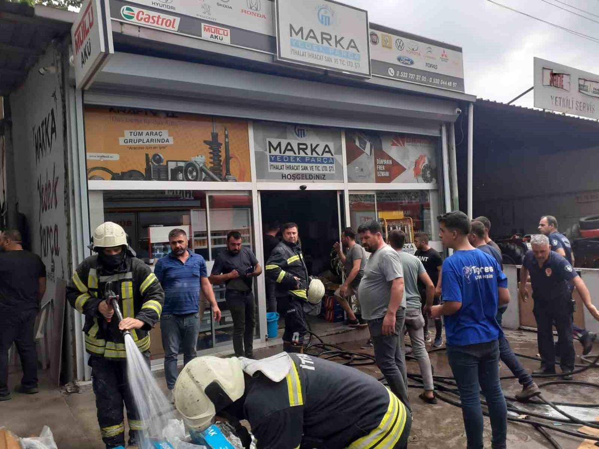 Turgutlu\'da Sanayi Sitesinde Yangın Çıktı