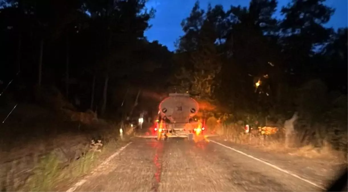 Marmaris\'te Yıldırım Düşmesi Sonucu Çıkan Yangın Söndürülmeye Çalışılıyor