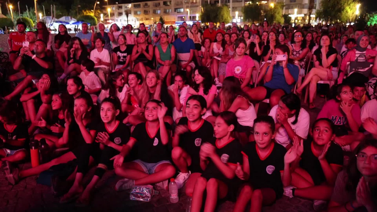 Marmaris Belediyesi, A Milli Kadın Voleybol Takımı\'nın final maçını canlı yayınladı