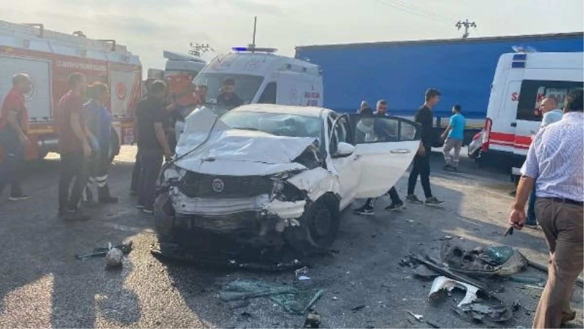 Mersin\'de işçi servis minibüsü ile otomobil çarpıştı: 14 yaralı