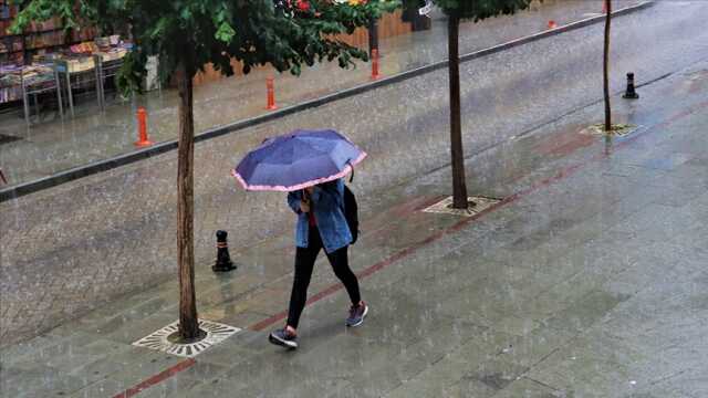 Meteoroloji'den 4 ile turuncu ve sarı kodlu uyarı! Sel ve su baskınları bekleniyor Meteoroloji'den 4 ile turuncu ve sarı kodlu uyarı! Sel ve su baskınları bekleniyor