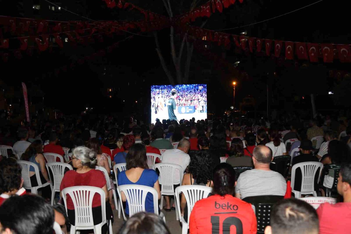 Mezitli Belediyesi Dev Ekranda Voleybol Maçı Yayını Yaptı