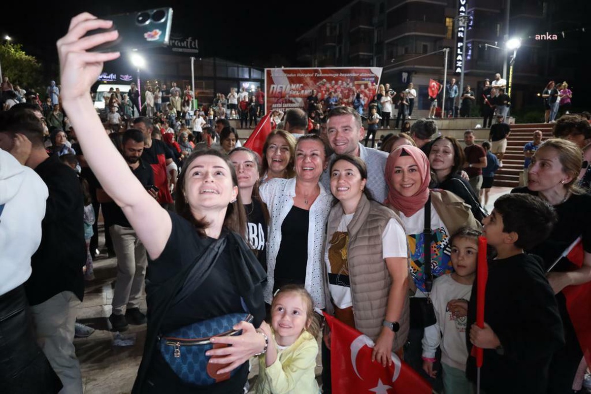 Safranbolu\'da A Milli Kadın Voleybol Takımı\'nın 2023 CEV Avrupa Şampiyonası final maçı coşkuyla kutlandı
