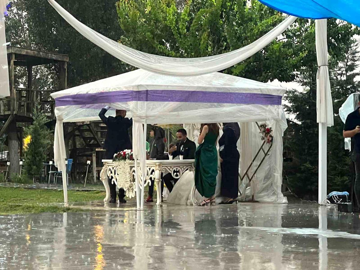 Nevşehir\'de Sağanak Yağış Altında Dünya Evine Girdiler