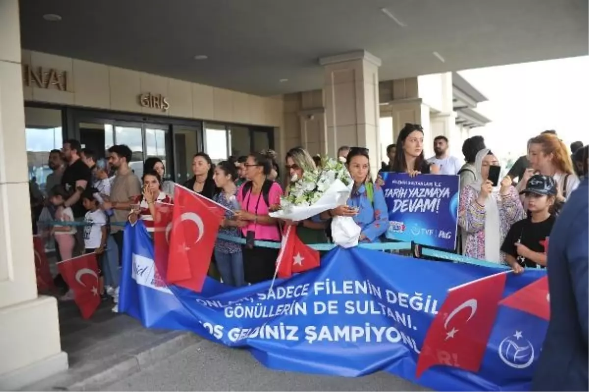 A Milli Kadın Voleybol Takımı İstanbul\'a döndü