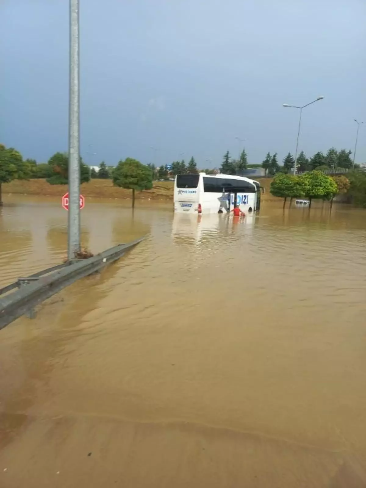 Samsun'da Sel Felaketi: Otobüs Sel Suyunda Mahsur Kalan 17 Kişi Kurtarıldı