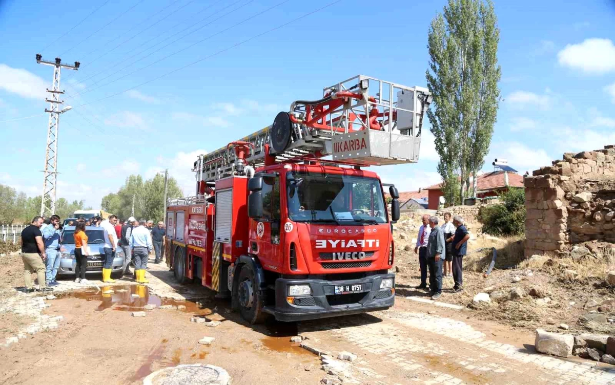 Kayseri Büyükşehir Belediye Başkanı Bünyan\'da sel felaketini inceledi