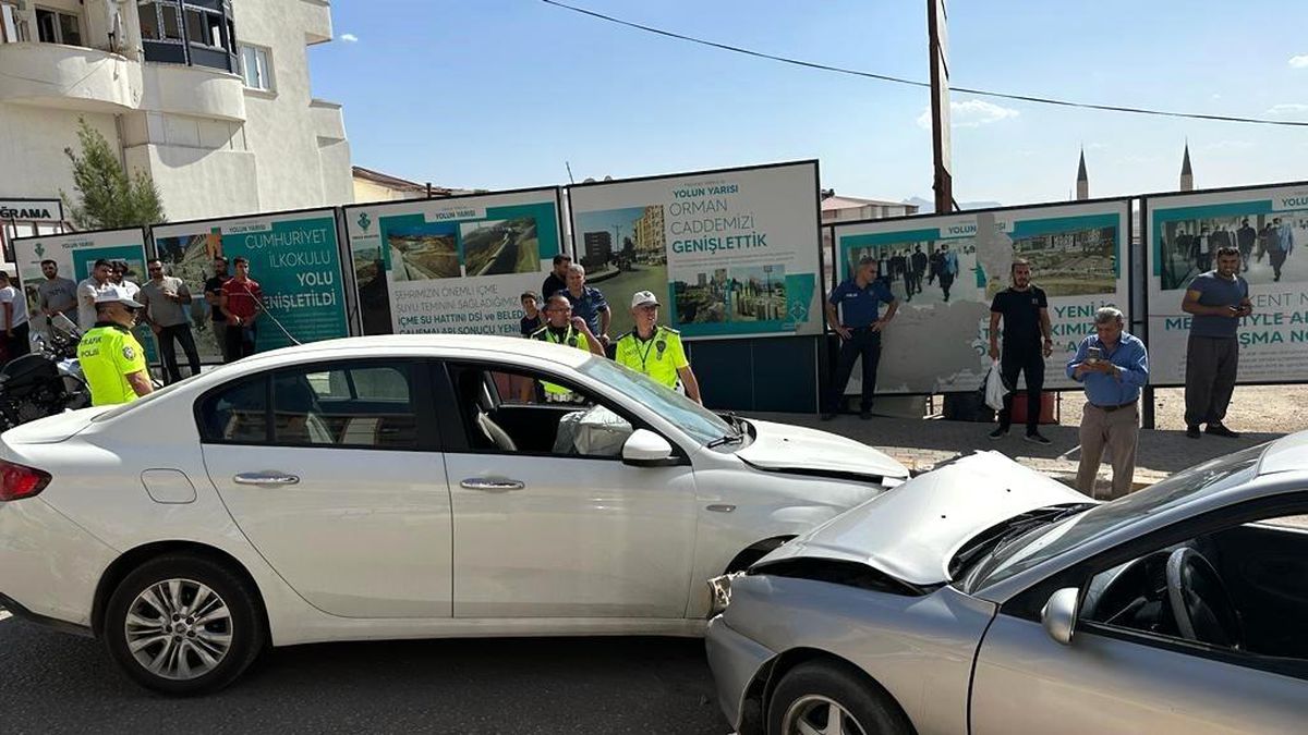 Şırnak\'ta iki aracın çarpıştığı kazada 3 kişi yaralandı