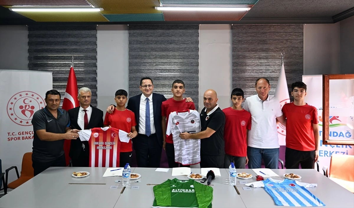Altındağ Gençlik Merkezi\'nin Sokaktan Spora Projesiyle Keşfedilen Genç Futbolcular Gençlerbirliği\'yle Sözleşme İmzaladı