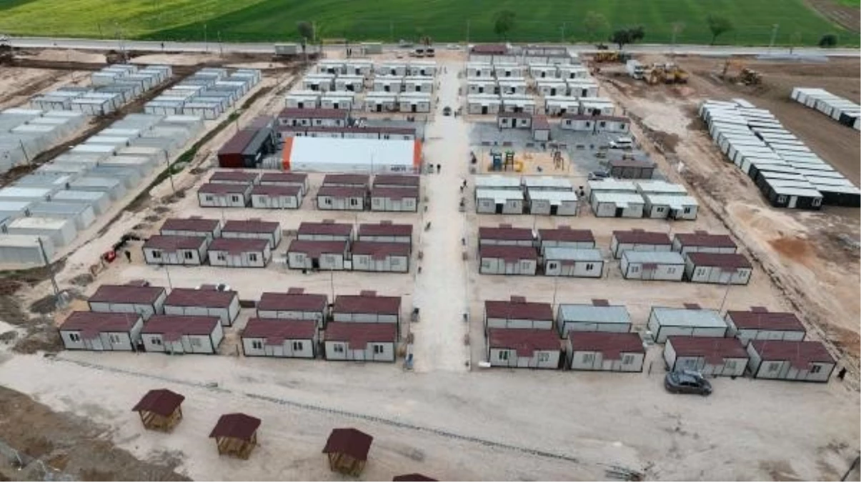 Sultanbeyli Belediyesi, depremzedelere konteyner evler sağladı