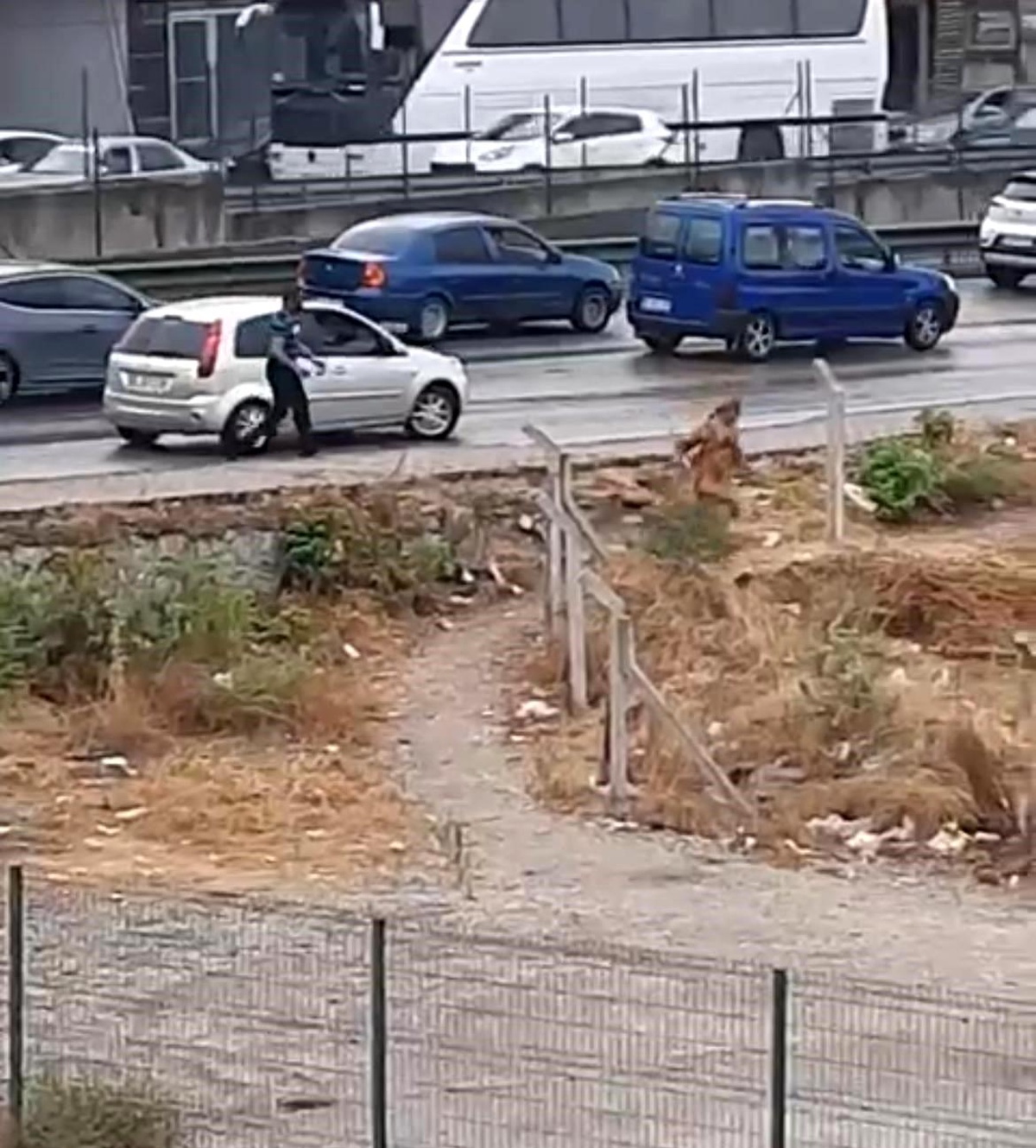 Bursa\'da Bir Kişi Yol Kenarındaki Kadını Kemerle Darp Etti