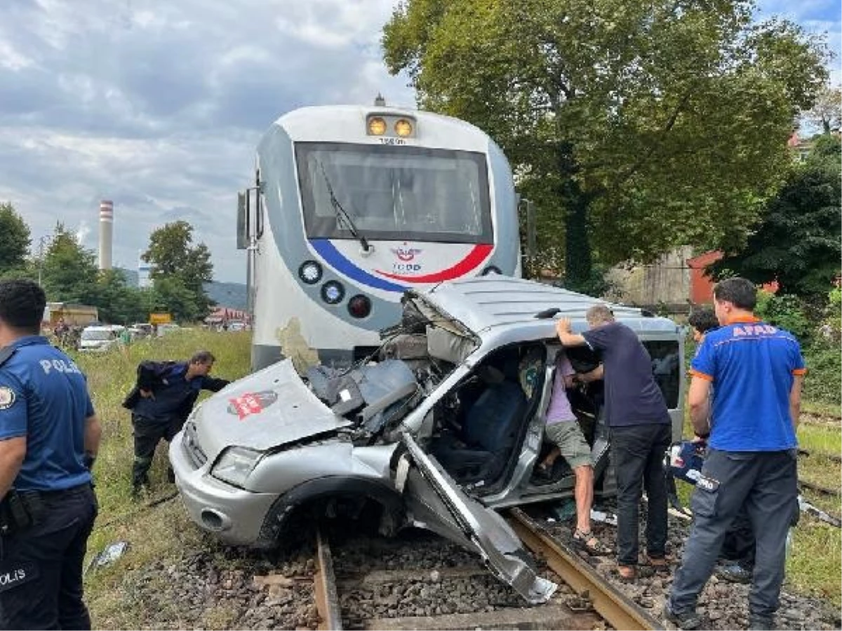 Zonguldak\'ta tren kazası: Hafif ticari araç çarptı, sürücü ağır yaralandı