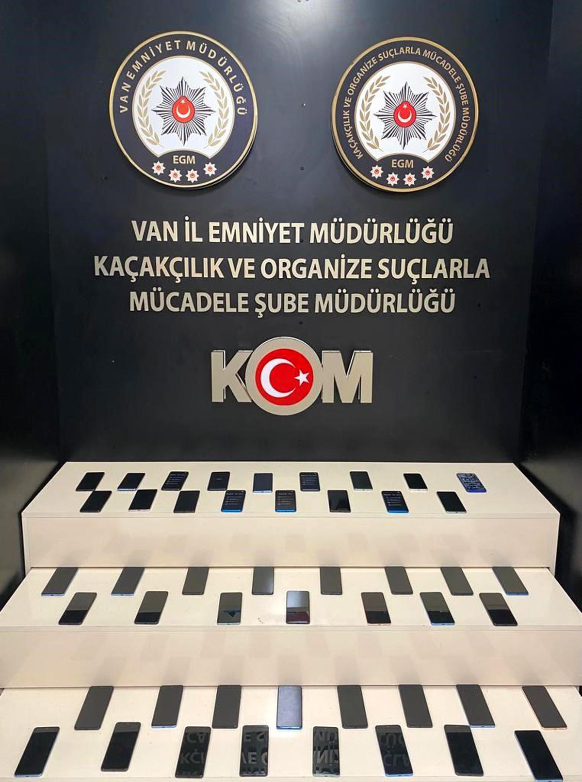 Van\'da Kaçak Sigara ve Telefon Ele Geçirildi