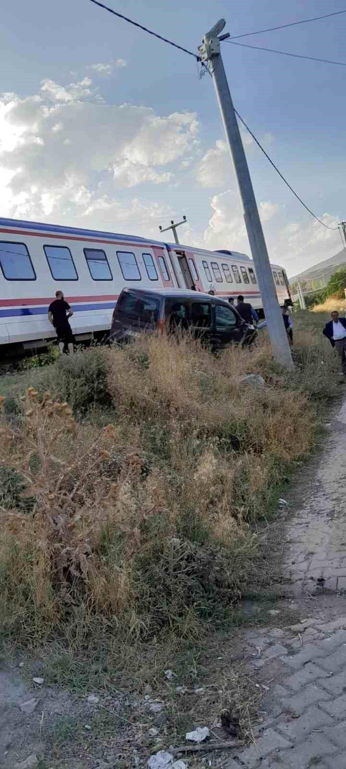 Tatvan\'da tren ile otomobil çarpıştı: 1 yaralı