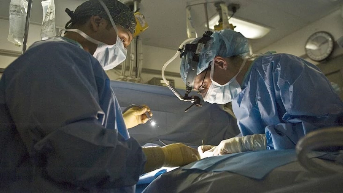Yeni Zelanda\'da doğum yapan kadının karnından 18 ay sonra cerrahi alet çıkartıldı